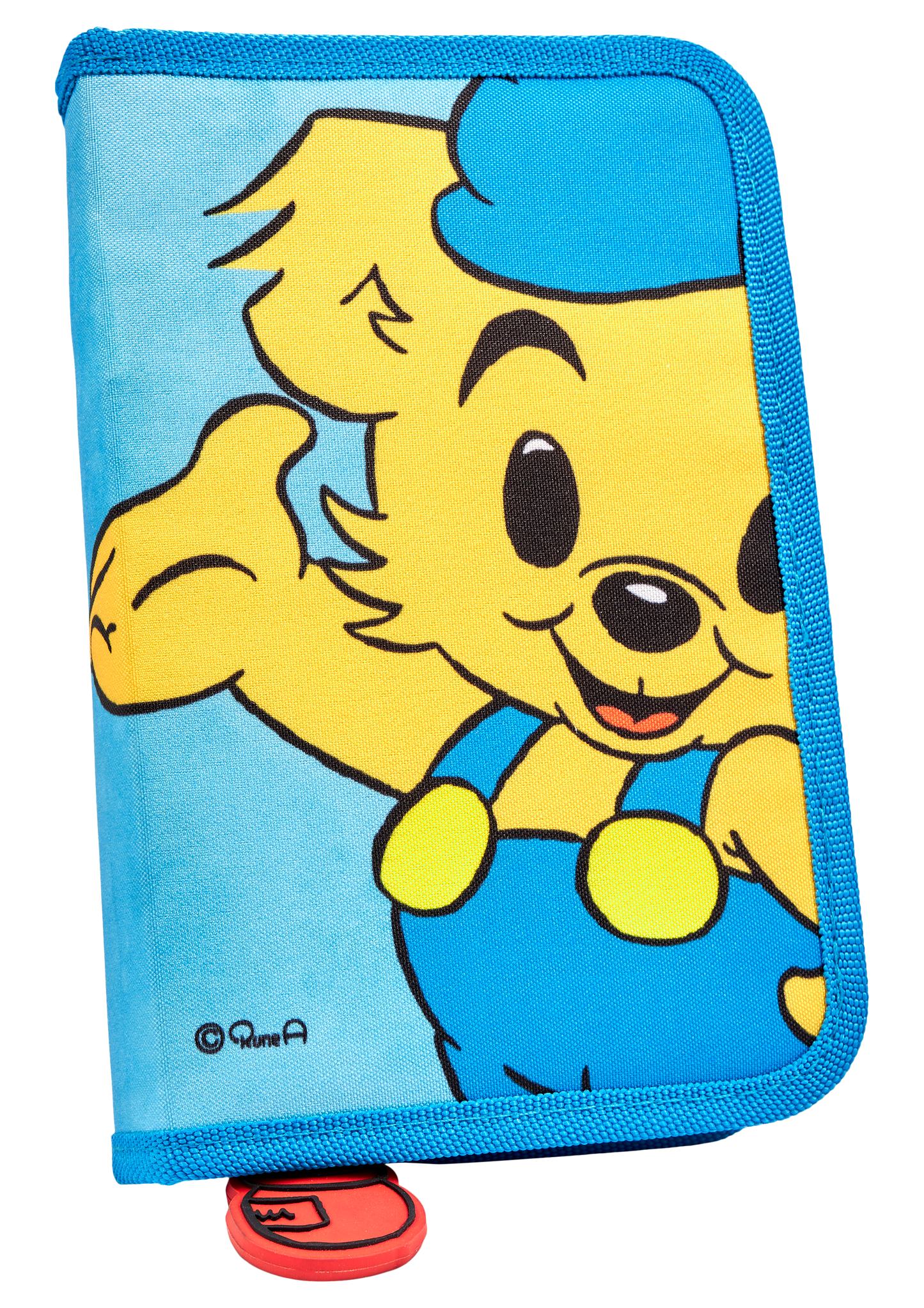 Bamse penalhus fyldt med 8 trekantede farveblyanter, en linial, en blyant, blyantspidser og stort viskelæder. Alle delene er naturligvis også lavet med flot Bamse design, så det passer til penalhuset!
